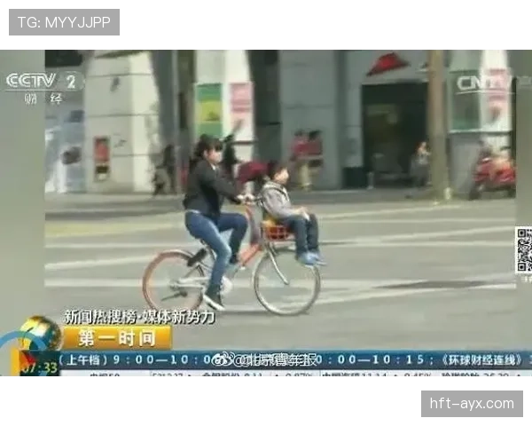 刷到汪周雨拎着菜篮站在超跑旁，隔壁阿姨都愣住了